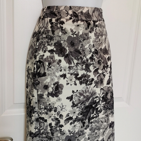 NWOT Mack + Liam pencil skirt black and white rose floral - Picture 8 of 10